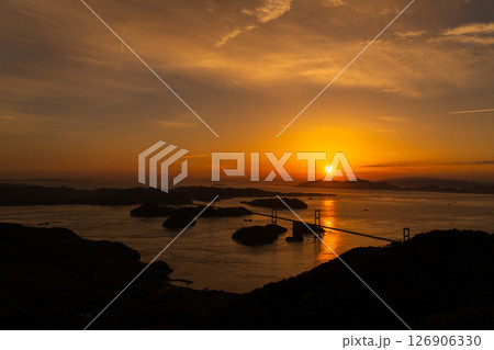 《愛媛県》来島海峡大橋の夕暮れ・亀老山展望台の眺望 126906330
