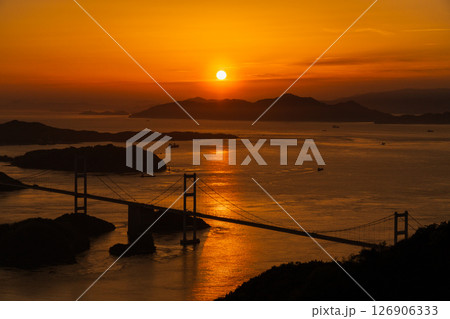 《愛媛県》来島海峡大橋の夕暮れ・亀老山展望台の眺望 126906333