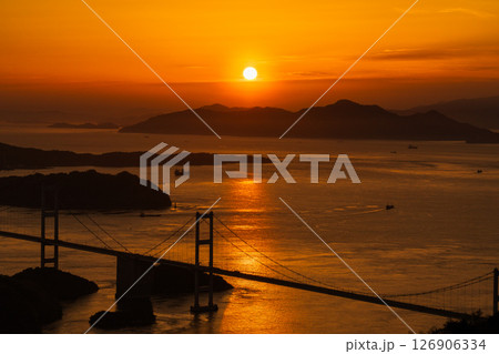 《愛媛県》来島海峡大橋の夕暮れ・亀老山展望台の眺望 126906334