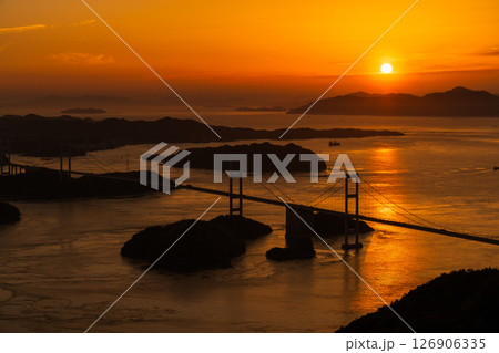 《愛媛県》来島海峡大橋の夕暮れ・亀老山展望台の眺望 126906335