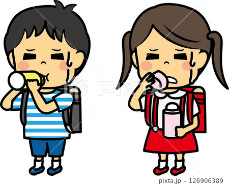 水筒で飲む小学生男女 126906389