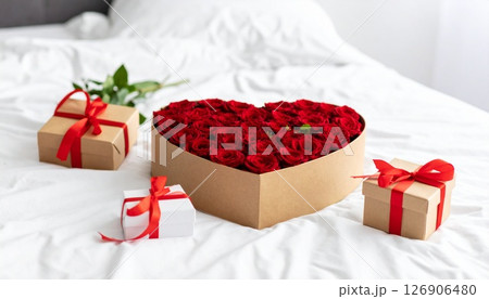 ハートの箱に詰めたバラのギフトと愛の贈り物 126906480