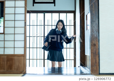 女子高生 通学 自宅 玄関 女子高生 通学 自宅 玄関 126906772
