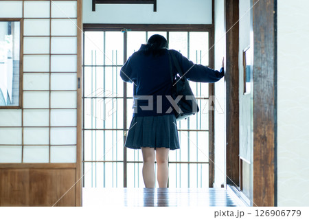 女子高生 通学 自宅 玄関 女子高生 通学 自宅 玄関 126906779