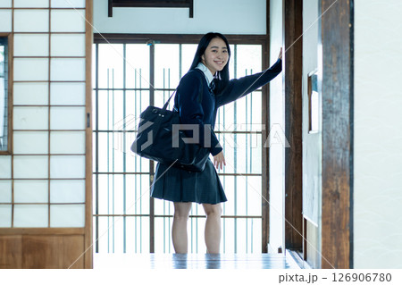 女子高生　通学　自宅　玄関 126906780