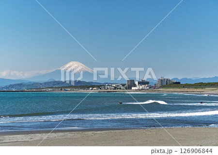 茅ヶ崎海岸から見る富士山（春、四月） 126906844