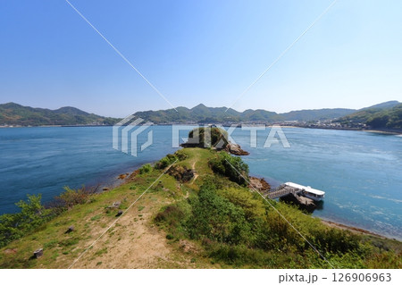 村上水軍 能島城址の本丸・二の丸からみた鯛崎出丸と大島の街並み 村上水軍 能島城址の本丸・二の丸からみた鯛崎出丸と大島の街並み 126906963