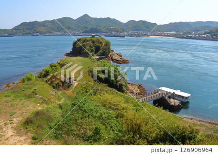 村上水軍 能島城址の本丸・二の丸からみた鯛崎出丸と大島の街並み 村上水軍 能島城址の本丸・二の丸からみた鯛崎出丸と大島の街並み 126906964