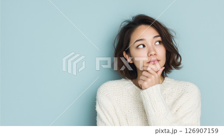 考え込む日本人女性の表情 126907159