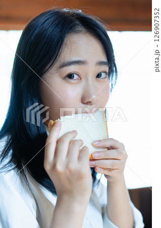 食パンを食べる女子高生 126907352