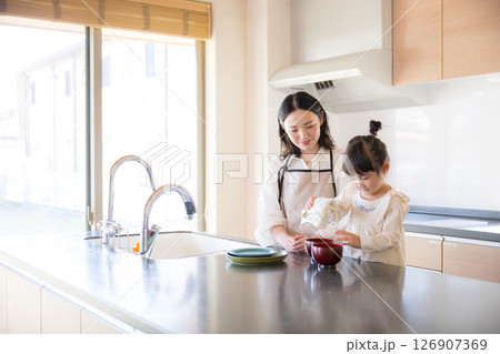 一緒にキッチンで楽しく料理をする親子 子供のお手伝い	 126907369