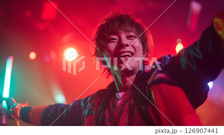 ライブにいく男性 126907441