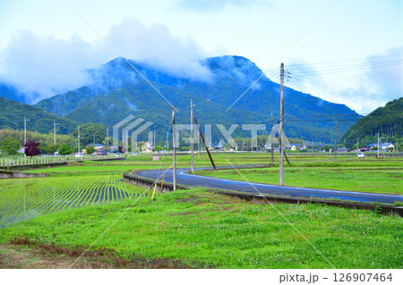 早朝の里山 新緑の田園風景 栃木市大久保町付近 早朝の里山 新緑の田園風景 栃木市大久保町付近 126907464