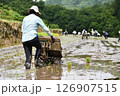 田植えをする棚田オーナー 田植えをする棚田オーナー 126907515