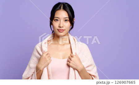 ラベンダー背景と薄ピンクキャミソールの女性像 ラベンダー背景と薄ピンクキャミソールの女性像 126907665