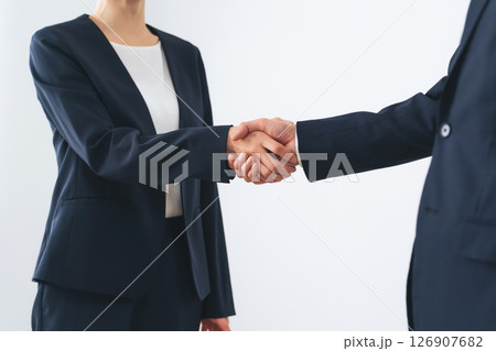 握手する男女ビジネスパーソン 126907682