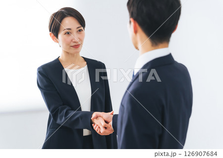 握手する男女ビジネスパーソン 握手する男女ビジネスパーソン 126907684
