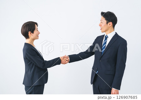 握手する男女ビジネスパーソン 126907685
