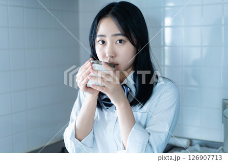 キッチンでコーヒーを飲む女子高生 キッチンでコーヒーを飲む女子高生 126907713