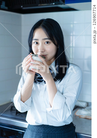 キッチンでコーヒーを飲む女子高生 キッチンでコーヒーを飲む女子高生 126907714