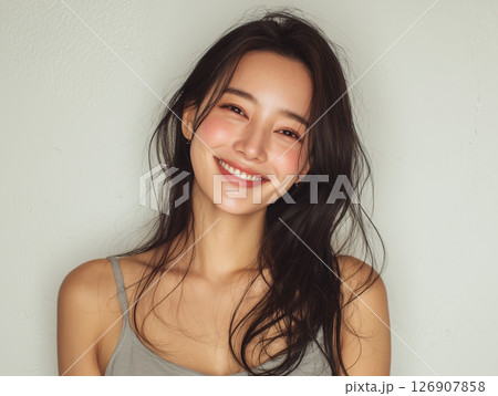 自然な笑顔が魅力のキャミソール姿の女性写真 126907858