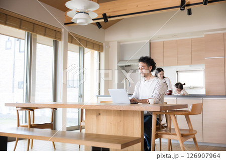 自宅でリモートワークをする男性と家族 126907964