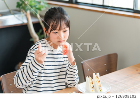 野菜嫌い,好き嫌い,トマトが食べられない小学生の女の子,子供 野菜嫌い,好き嫌い,トマトが食べられない小学生の女の子,子供 126908102