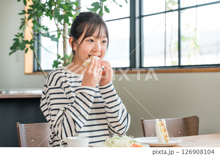 パン,サンドイッチを食べる小学生の女の子,子供(齧る,食べる) 126908104