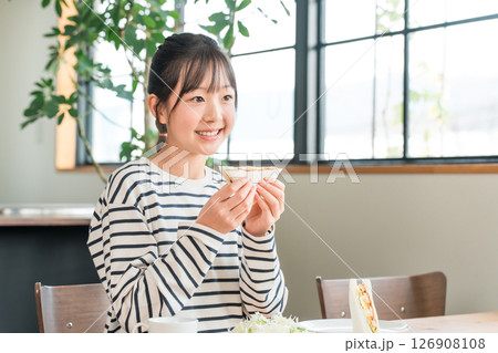 パン,サンドイッチを食べる小学生の女の子,子供 パン,サンドイッチを食べる小学生の女の子,子供 126908108