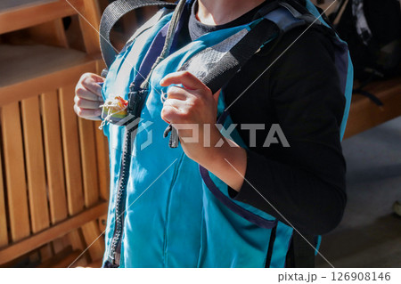 救命胴衣を着る子供(7歳児/男の子) 救命胴衣を着る子供(7歳児/男の子) 126908146