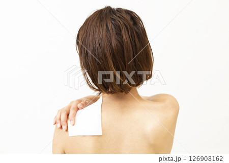 肩に湿布を貼った女性の後ろ姿 126908162