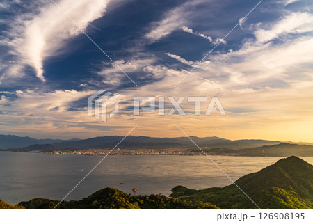 《愛媛県》来島海峡の夕暮れ・亀老山展望台の眺望 126908195