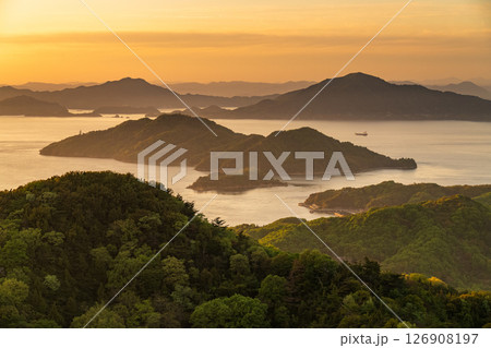 《愛媛県》来島海峡の夕暮れ・亀老山展望台の眺望 126908197