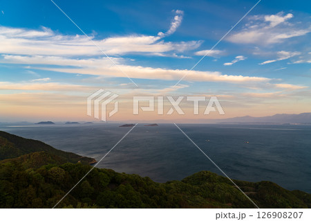 《愛媛県》来島海峡の夕暮れ・亀老山展望台の眺望 126908207