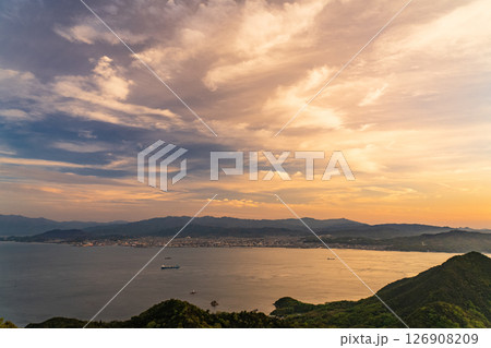 《愛媛県》来島海峡の夕暮れ・亀老山展望台の眺望 126908209