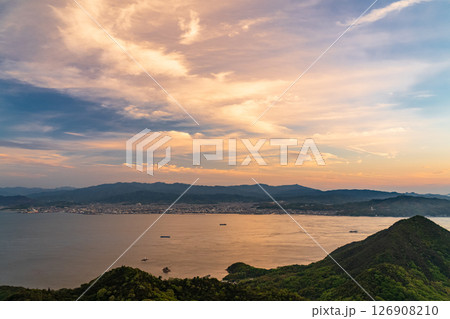 《愛媛県》来島海峡の夕暮れ・亀老山展望台の眺望 126908210