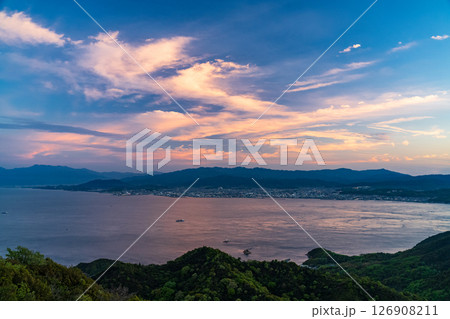 《愛媛県》来島海峡の夕暮れ・亀老山展望台の眺望 126908211