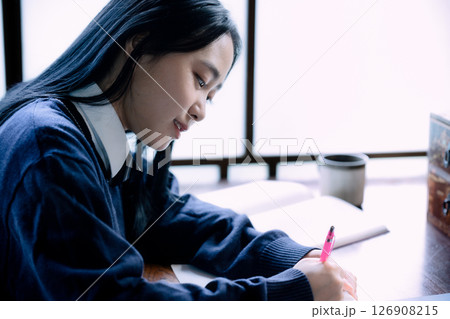 勉強をする女子高生 126908215