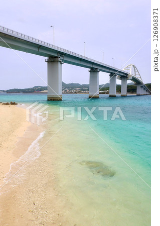 瀬底大橋・せそこおおはし（沖縄県・本部町） 126908371