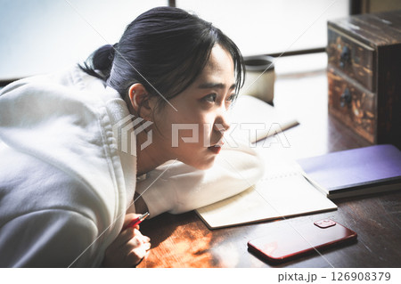 勉強疲れで机で寝る女子高生 126908379