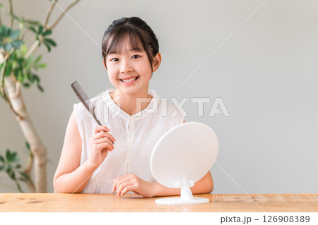 鏡を見ながらヘアセットする子供,女の子,小学生,中学生 126908389