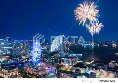 【都市風景】横浜開港祭の花火と横浜夜景の共演 126908489