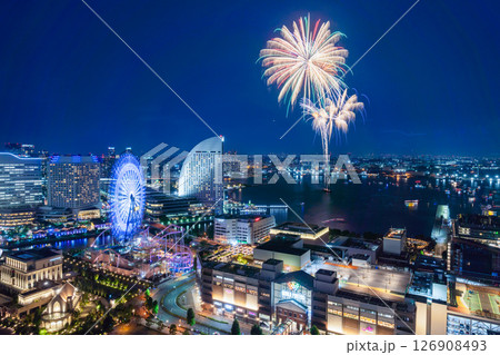 【都市風景】横浜開港祭の花火と横浜夜景の共演 126908493