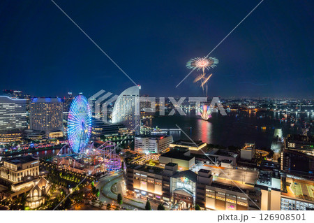 【都市風景】横浜開港祭の花火と横浜夜景の共演 126908501