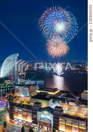 【都市風景】横浜開港祭の花火と横浜夜景の共演 【都市風景】横浜開港祭の花火と横浜夜景の共演 126908505