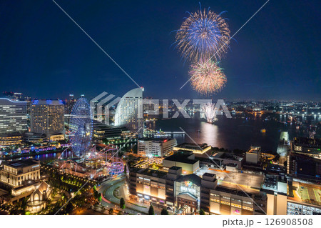 【都市風景】横浜開港祭の花火と横浜夜景の共演 126908508