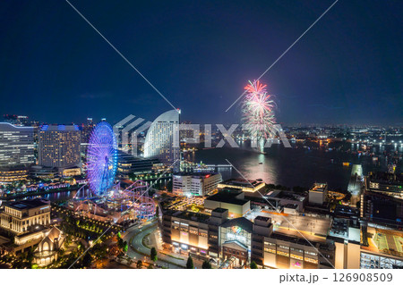 【都市風景】横浜開港祭の花火と横浜夜景の共演 126908509