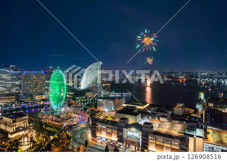 【都市風景】横浜開港祭の花火と横浜夜景の共演 126908516