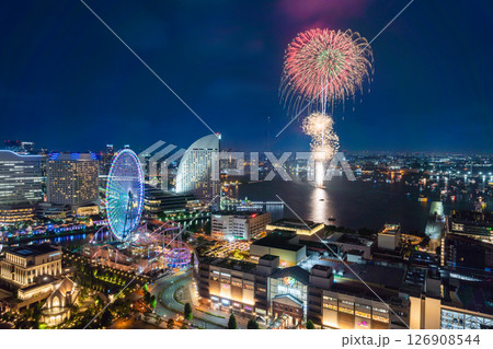 【都市風景】横浜開港祭の花火と横浜夜景の共演 126908544