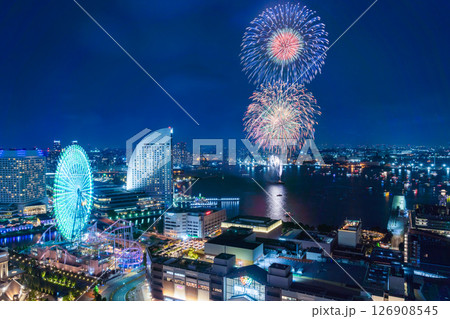 【都市風景】横浜開港祭の花火と横浜夜景の共演 126908545
